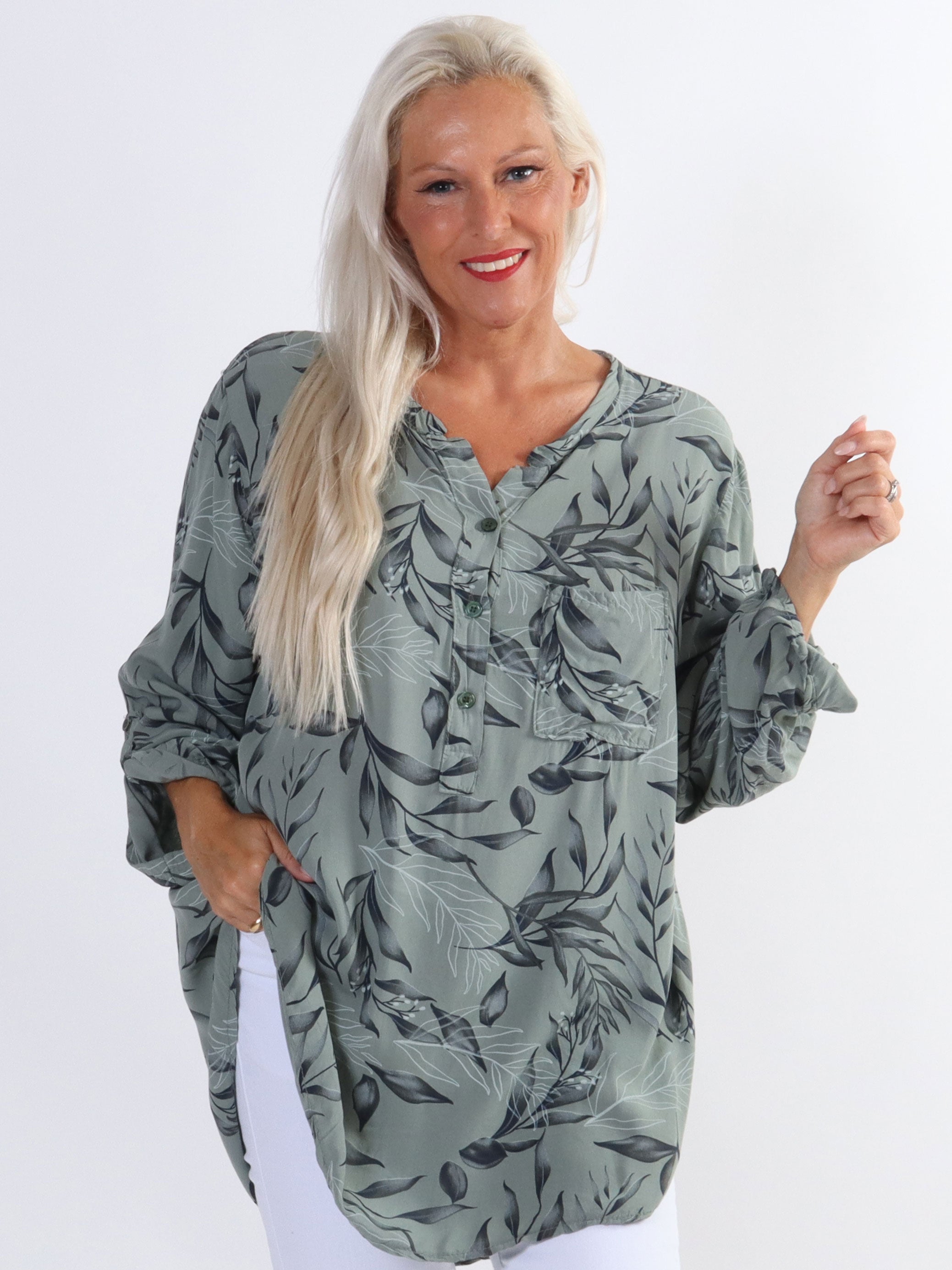 Sne - Fin bomullsskjorta i plus size med bladmotiv - Black